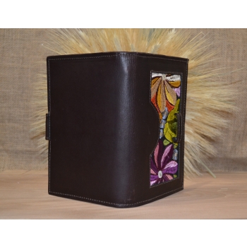 Portfel notatnik skórzany ciemnobrązowa z kwiatowym kolorowym haftem .